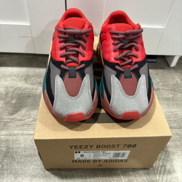 adidas Yeezy Boost 700
Hi-Res Red - Picture 3 of 5